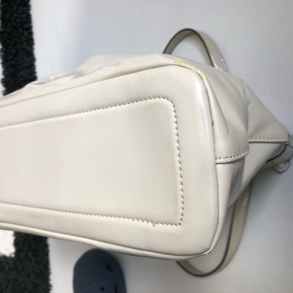 Vintage Mario Valentino Patent Leather Shoulder bag w/bow. Cream leather EUC - Picture 6 of 13